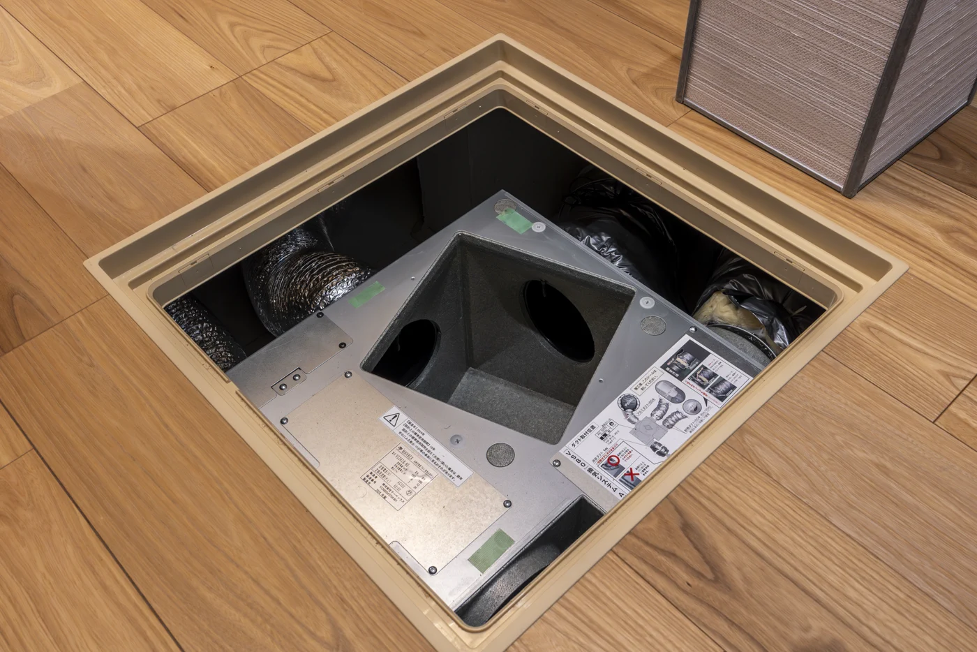床下に納まったダクトレス全館空調 AIRMAKER の本体
